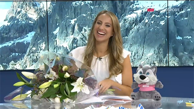 La sorpresa a Laura Meseguer en directo en 'La Montonera', ¡un ramo por su boda que le emocionó! La sorpresa a Laura Meseguer en directo en 'La Montonera', ¡un ramo por su boda que le emocionó!