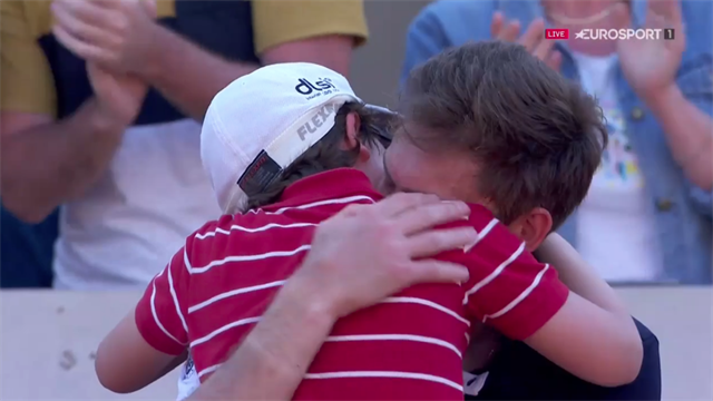 Des larmes, le câlin du fiston, une ovation : l'aventure de Mahut s'est achevée dans l'émotion Des larmes, le câlin du fiston, une ovation : l'aventure de Mahut s'est achevée dans l'émotion