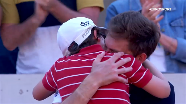 Moment of Roland Garros? Mahut's son runs onto court to comfort defeated father Moment of Roland Garros? Mahut's son runs onto court to comfort defeated father