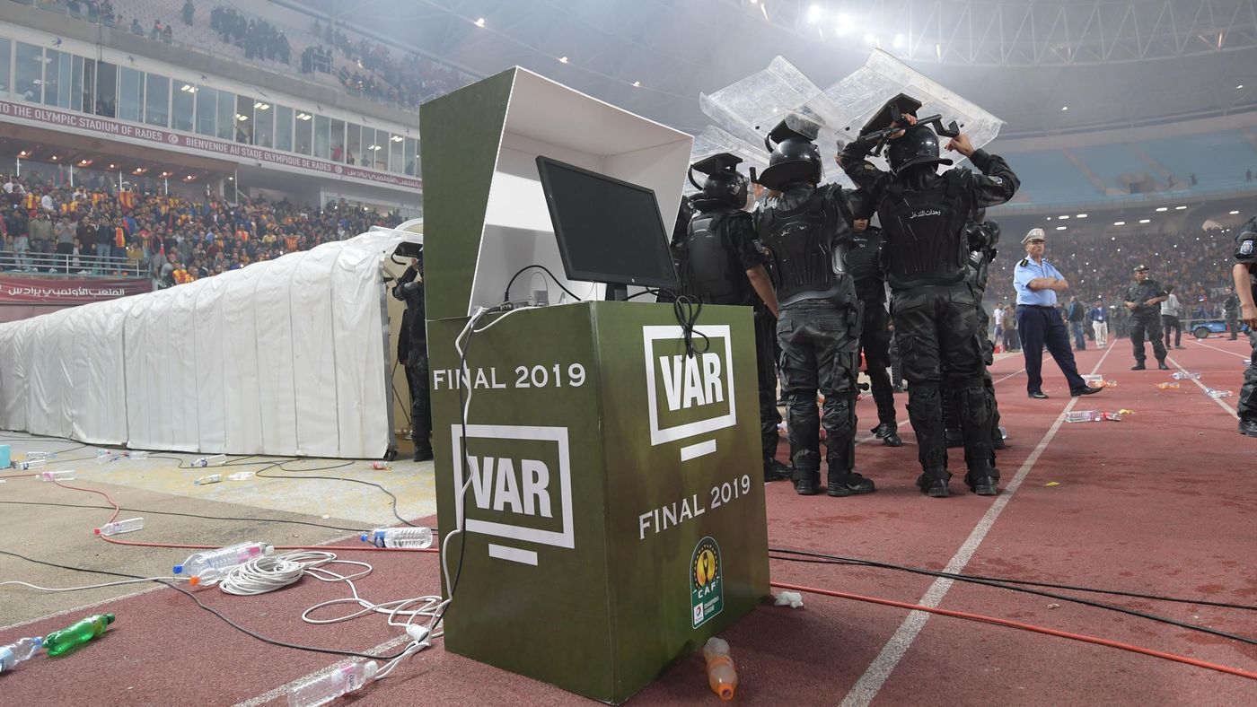 La VAR n'a pas fonctionné, le match a été bouleversé et les forces de l'ordre ont été appelées.