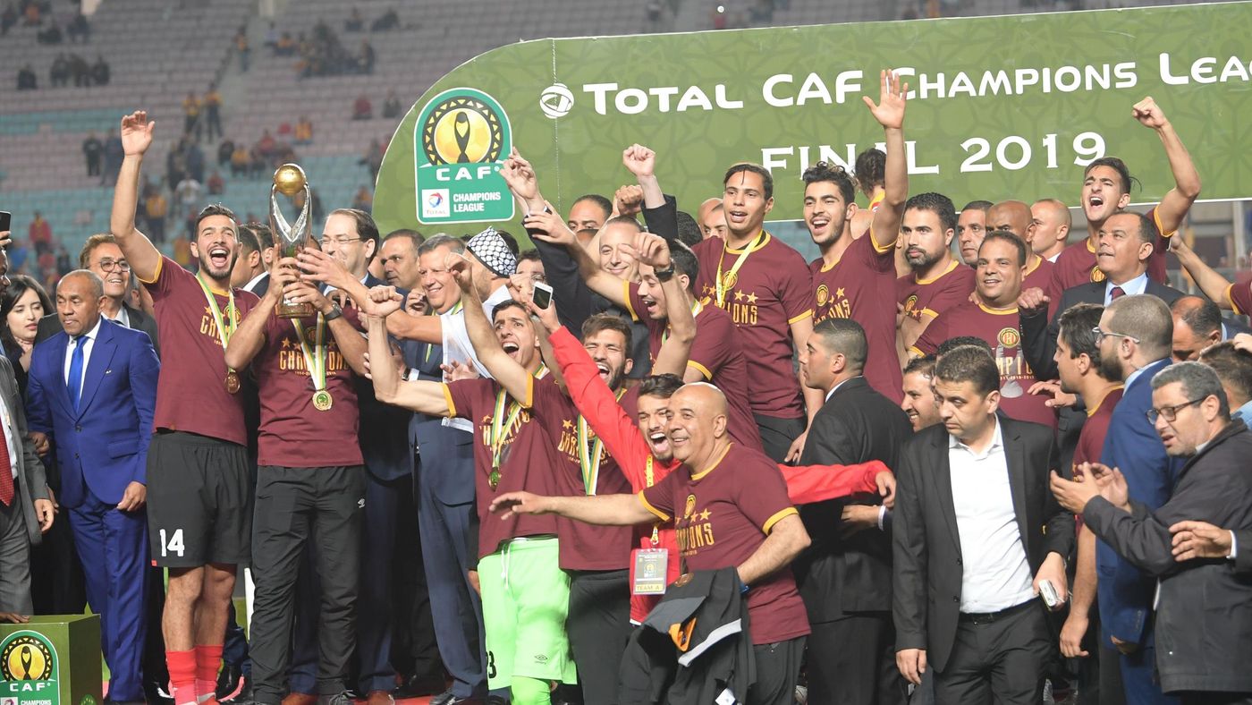 Les joueurs de l'Espérance Tunis fêtent leur victoire en finale de la Ligue des champions africaine.