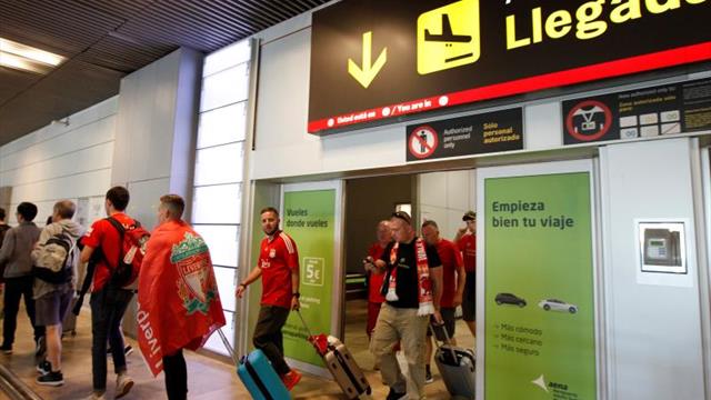 Las camisetas de Shaqiri, Salah y Firmino dan color al aeropuerto de Madrid