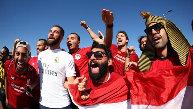 La llegada al Metropolitano: calor, cánticos y 'busco tickets'