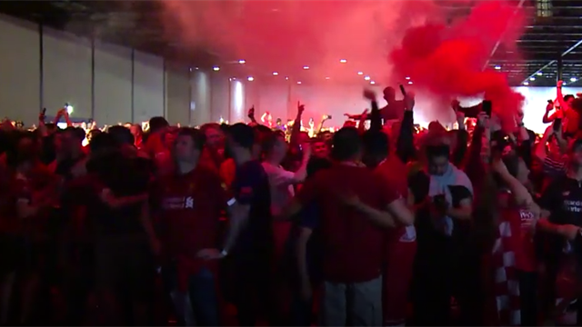 Gefühls-Explosion: Bei Liverpools Fans brechen nach Schlusspfiff alle Dämme Gefühls-Explosion: Bei Liverpools Fans brechen nach Schlusspfiff alle Dämme