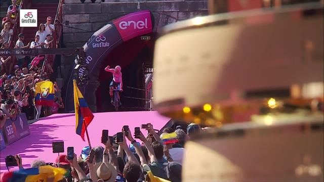 Triumph perfekt: Carapaz trägt Rosa in die Arena von Verona Triumph perfekt: Carapaz trägt Rosa in die Arena von Verona