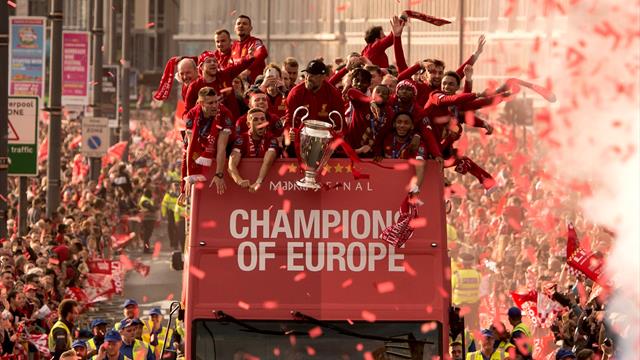 Une marée rouge pour accueillir les Reds : Liverpool a ramené la coupe à la maison ! Une marée rouge pour accueillir les Reds : Liverpool a ramené la coupe à la maison !