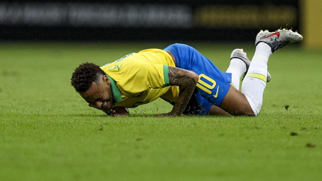 Et maintenant, Neymar se foule la cheville...