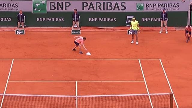 Roland-Garros 2019: En medio del Federer-Nadal... ¡Cae un sombrero a la pista! Roland-Garros 2019: En medio del Federer-Nadal... ¡Cae un sombrero a la pista!