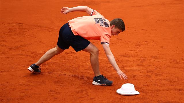 En plein Fedal, un chapeau porté par le vent s'invite sur le court En plein Fedal, un chapeau porté par le vent s'invite sur le court