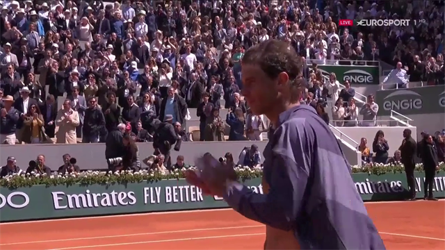 La sportività di Nadal: Federer esce dal campo, Rafa smette di vestirsi per applaudirlo La sportività di Nadal: Federer esce dal campo, Rafa smette di vestirsi per applaudirlo