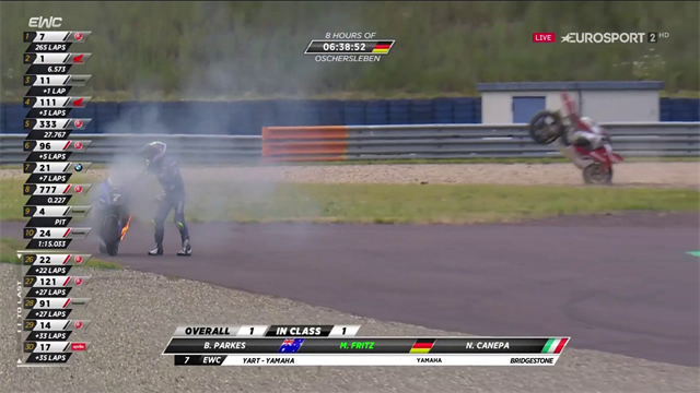 Moto in fiamme, un’altra si ribalta: i commentatori impazziscono! Moto in fiamme, un’altra si ribalta: i commentatori impazziscono!