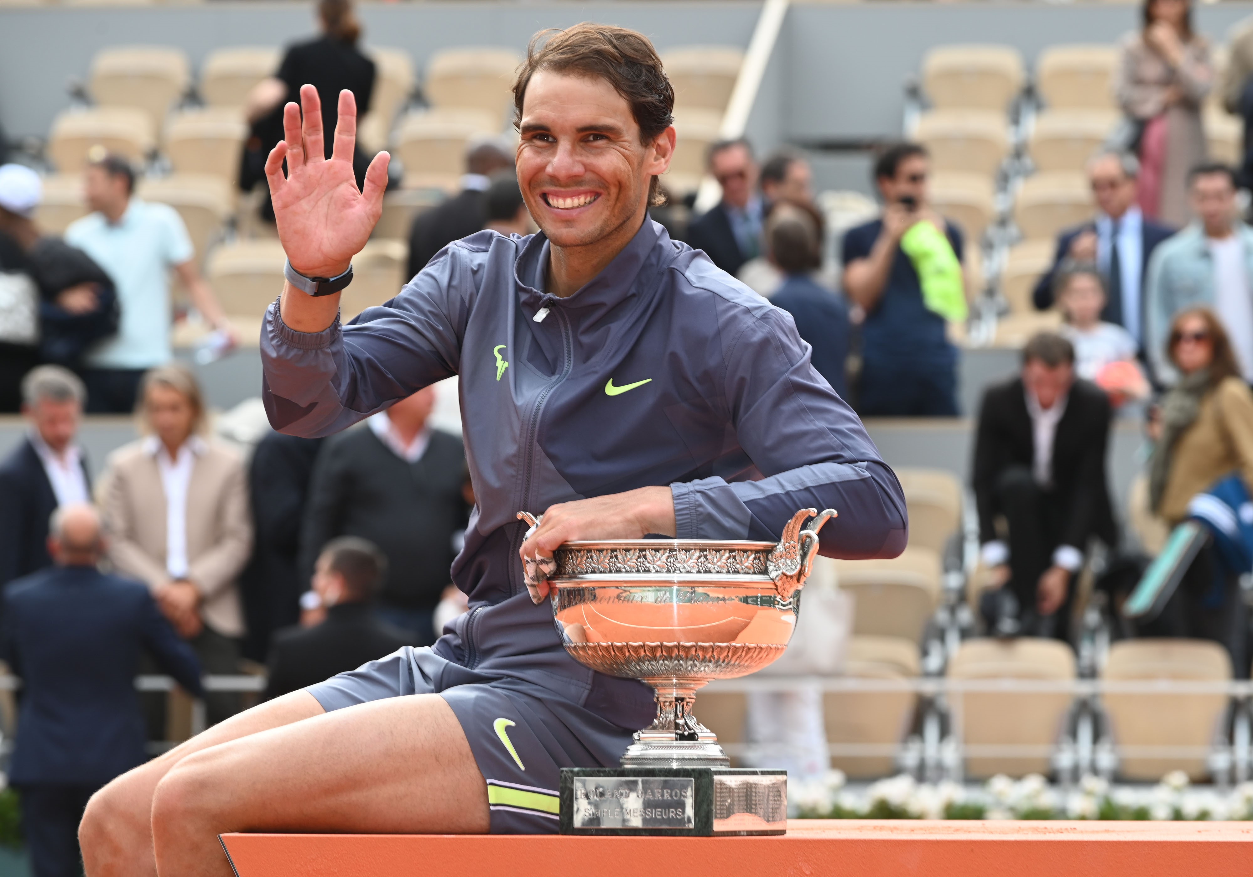 Rafael Nadal, 12. Roland Garros şampiyonluğu sonrası kupasıyla poz veriyor.