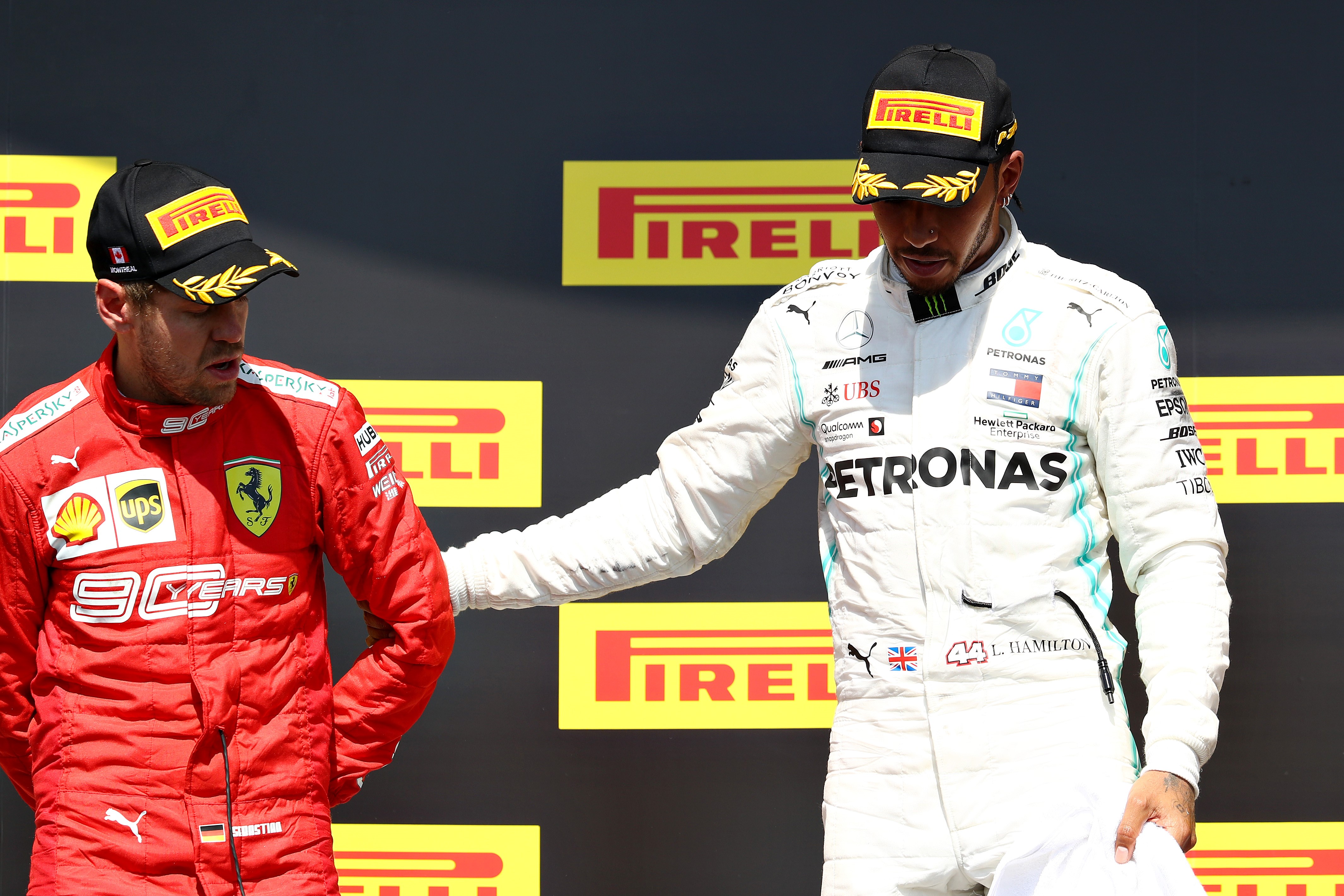 Sesbastian Vettel (Ferrari) ve Lewis Hamilton (Mercedes), Kanada GP'si sonrası podyumda