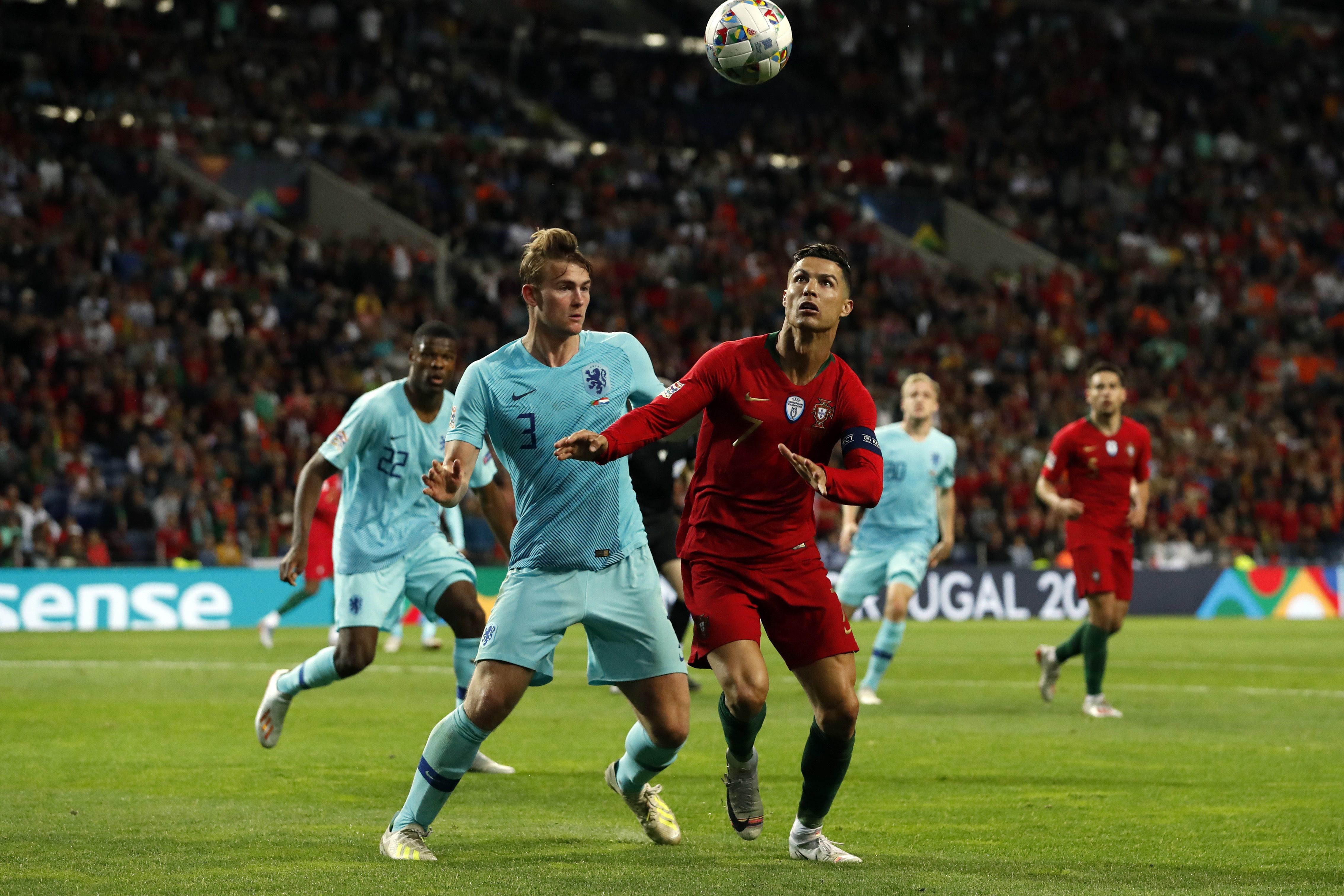 Matthijs de Ligt et Cristiano Ronaldo lors de Portugal - Pays-Bas