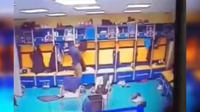 Видео ограбления раздевалки «Химок». Вор чувствует себя как дома