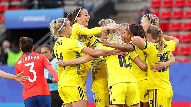 Late strikes spare Sweden's blushes in 2-0 win over Chile