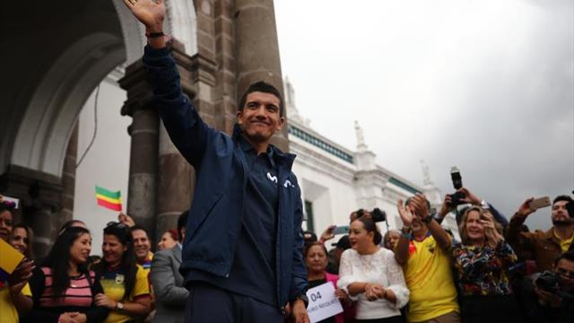 Carapaz ofrece su "maglia rosa" al pueblo ecuatoriano