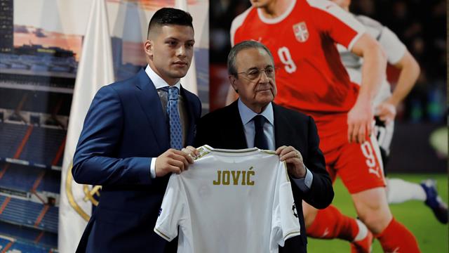 Florentino promete más fichajes en la presentación de Jovic: "Reaccionaremos con fuerza"