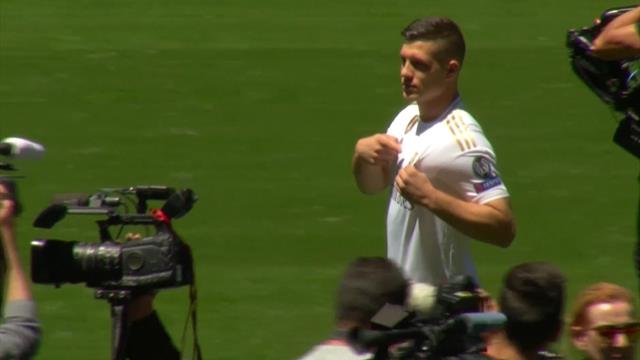 Jovic si presenta: "Cristiano Ronaldo il mio idolo di gioventù, essere qui è un sogno" Jovic si presenta: "Cristiano Ronaldo il mio idolo di gioventù, essere qui è un sogno"