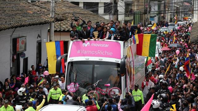 La lluvia no empaña la llegada triunfal de Richard Carapaz a su pueblo natal en Ecuador