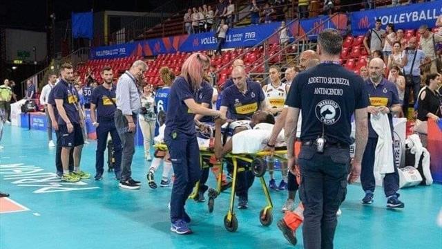 Malore per Paola Egonu: portata via in barella dopo Italia-Corea del Sud, stasera non gioca