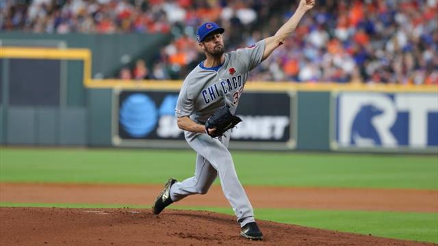 10-1. Hamels lo hace todo bien desde el montículo y con el bate