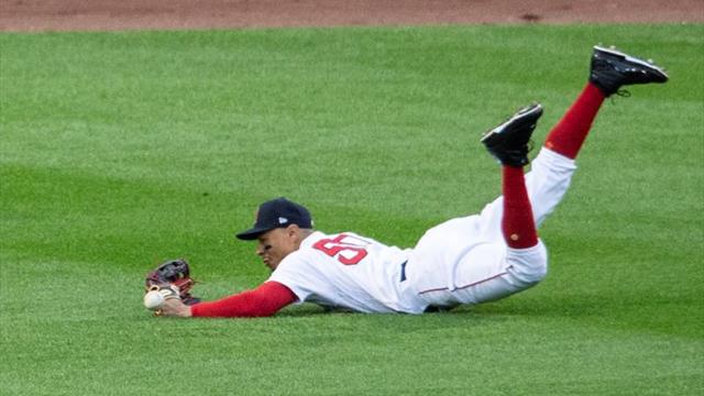 4-3. Betts impulsa la carrera del triunfo al recibir base por bolas