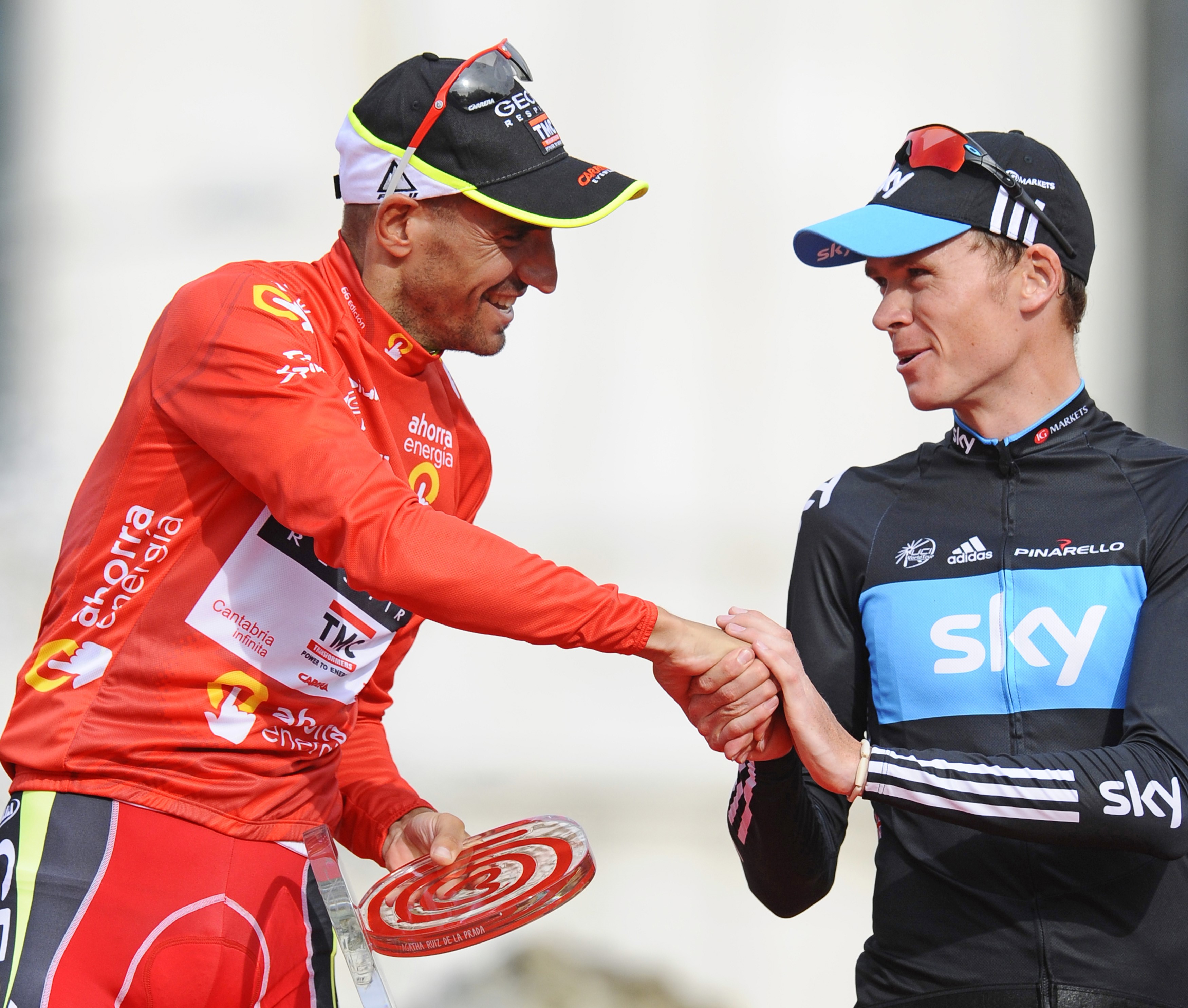 Chris Froome, 2011 İspanya Bisiklet Turu podyumunda Juan Jose Cobo'yu tebrik ediyor.