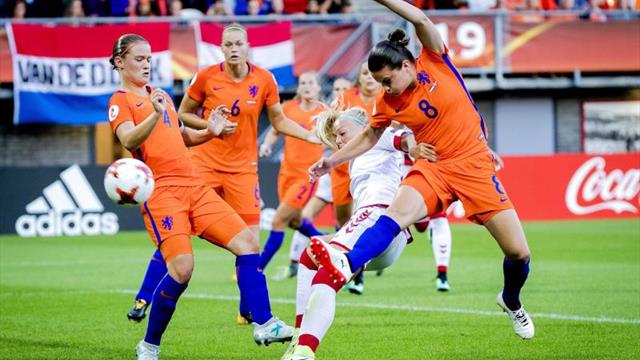La central holandesa Mandy Van den Berg renueva por el Valencia por un año