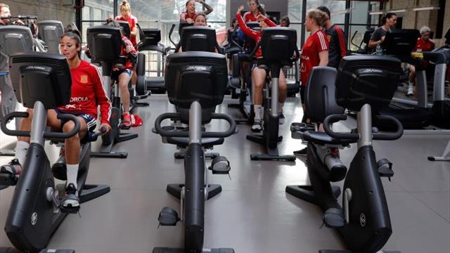 La selección española entrena en el gimnasio
