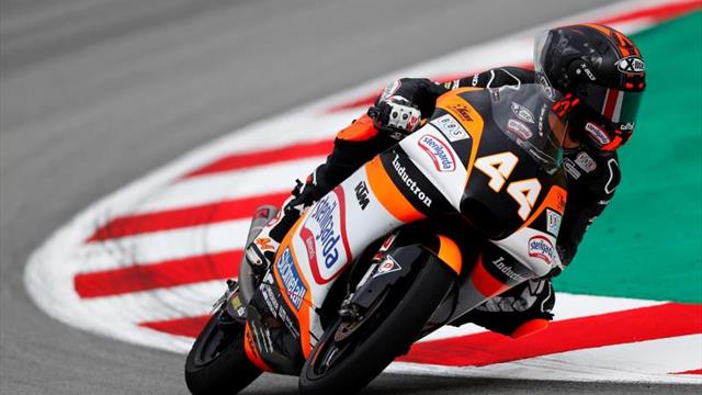 Alonso cae pero se mantiene al frente