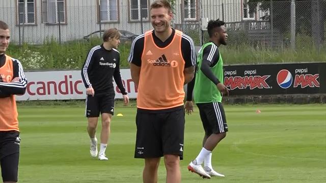 Ude i kulden, men smiler og er i godt humør: Bendtner laver tunnel på Rosenborg-assistent Ude i kulden, men smiler og er i godt humør: Bendtner laver tunnel på Rosenborg-assistent