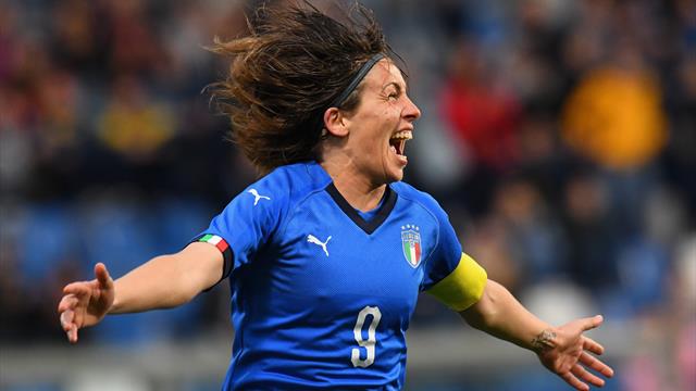 Gioca l'Italia femminile di calcio: si ferma anche la processione per San Vito