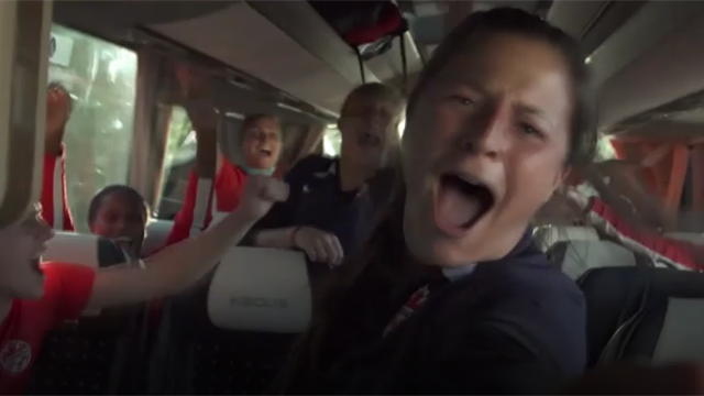 Macht gute Laune: Kanadas Damen feiern Party im Teambus Macht gute Laune: Kanadas Damen feiern Party im Teambus