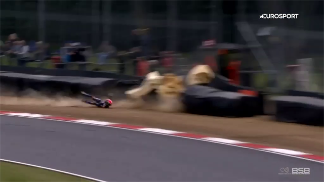 Mackenzie, che spavento! Perde l'anteriore in curva e si schianta contro gli air fence. Illeso Mackenzie, che spavento! Perde l'anteriore in curva e si schianta contro gli air fence. Illeso
