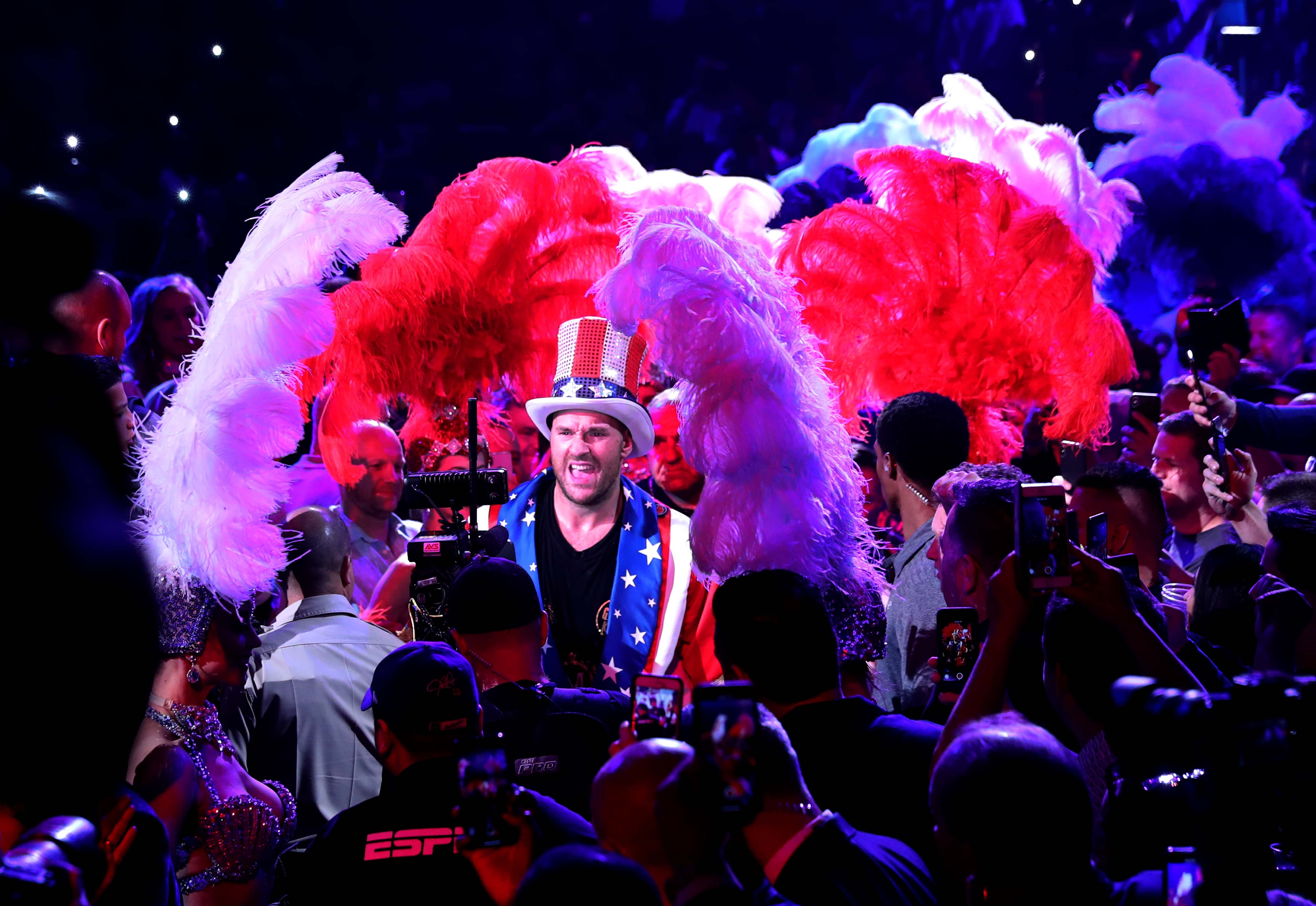 L'entrée spectaculaire de Tyson Fury avant de défier Tom Schwarz le 15 juin à Las Vegas