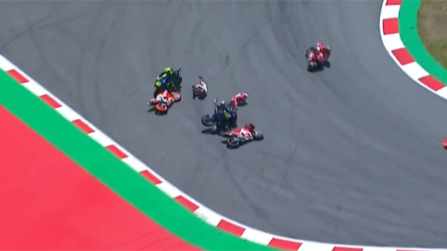 Catastrophe au 2e tour : Lorenzo a chuté et emmené Rossi, Dovizioso et Viñales avec lui !