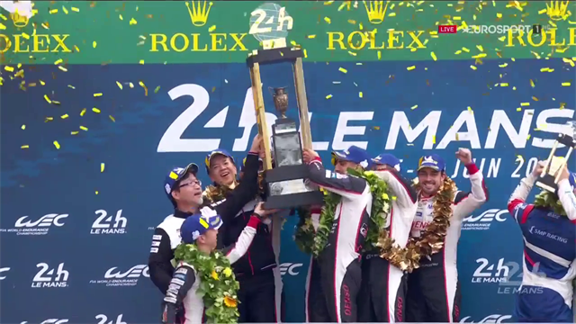Non solo Fernando Alonso: tutto il Team Toyota solleva il trofeo Non solo Fernando Alonso: tutto il Team Toyota solleva il trofeo