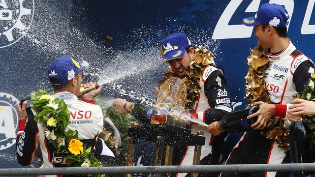 24 Horas de Le Mans: La alegría de Alonso y Toyota en el podio celebrando su segunda victoria 24 Horas de Le Mans: La alegría de Alonso y Toyota en el podio celebrando su segunda victoria