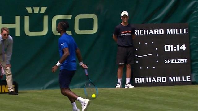 Nicht sein Ernst! Monfils brilliert mit rotzfrechem No-Look-Winner Nicht sein Ernst! Monfils brilliert mit rotzfrechem No-Look-Winner