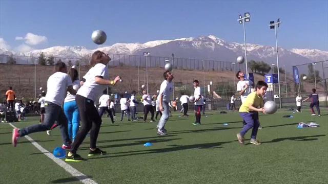 Cientos de aficionados al fútbol intentan batir el récord de toques de cabeza simultáneos Cientos de aficionados al fútbol intentan batir el récord de toques de cabeza simultáneos