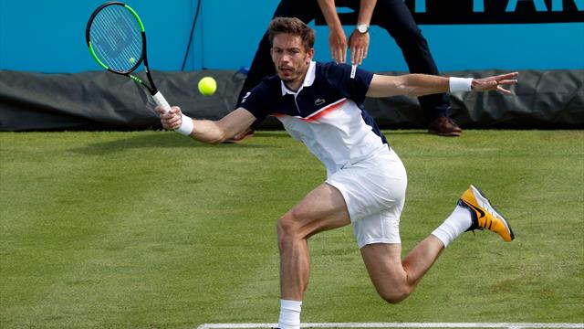 Une glissade qui devient un tacle involontaire : Mahut a fait strike avec une ramasseuse Une glissade qui devient un tacle involontaire : Mahut a fait strike avec une ramasseuse