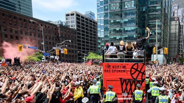 Des coups de feu émaillent la parade des Raptors : 2 blessés, 2 arrestations