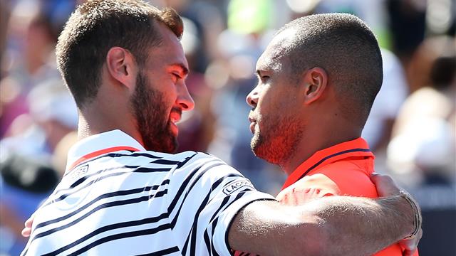 Une raquette perdue ? Aucun problème pour Paire et Tsonga qui improvisent un tennis-ballon Une raquette perdue ? Aucun problème pour Paire et Tsonga qui improvisent un tennis-ballon