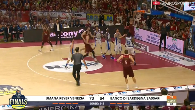 Venezia batte Sassari: Haynes chiude la partita con una schiacciata devastante Venezia batte Sassari: Haynes chiude la partita con una schiacciata devastante