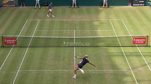 ATP Halle: El divertido momento 'futbolero' entre Paire y Tsonga ATP Halle: El divertido momento 'futbolero' entre Paire y Tsonga