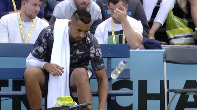 En plein match, Kyrgios s'essaye au "bottle challenge"... sans réussite ! En plein match, Kyrgios s'essaye au "bottle challenge"... sans réussite !