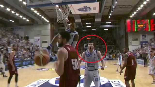 La super-schiacciata di Tyrus McGee vista da tutte le angolazioni La super-schiacciata di Tyrus McGee vista da tutte le angolazioni