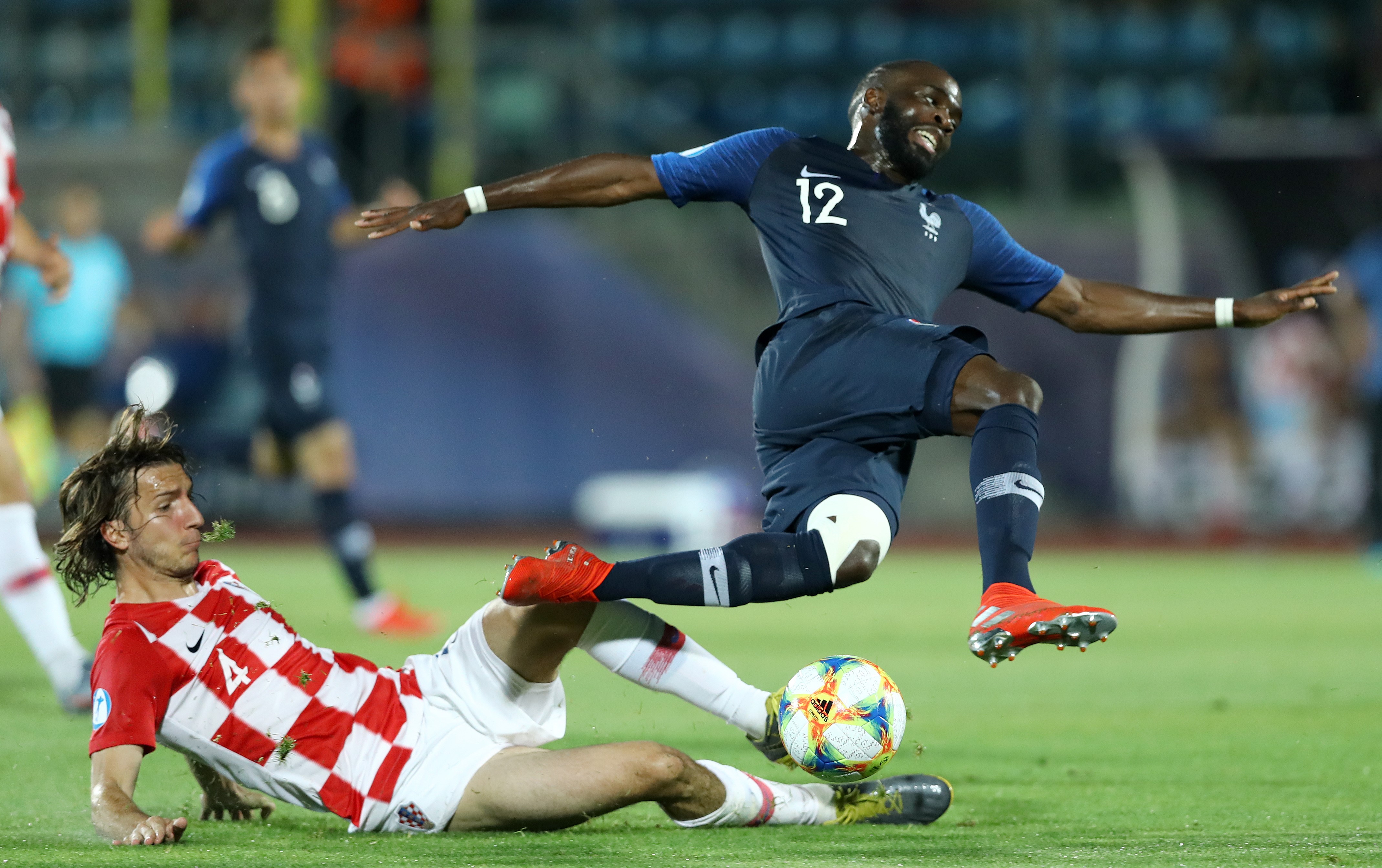 Ivan Sunjic tacle Jonathan Ikoné lors de France-Croatie / Euro espoirs 2019