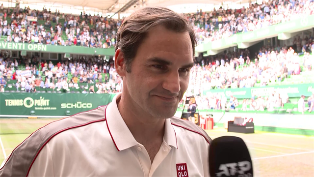 Federer ganz offen: "Keiner fühlt sich auf diesem Court wirklich wohl" Federer ganz offen: "Keiner fühlt sich auf diesem Court wirklich wohl"